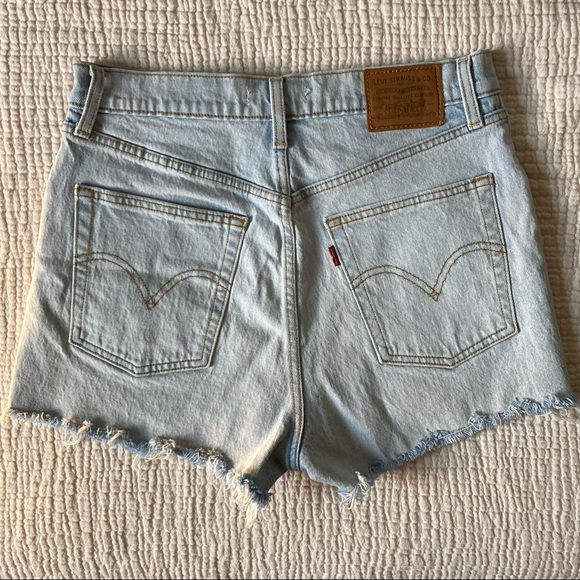 Levi’s Rhinestone Ribcage Short, size 30. - Picture 3 of 6